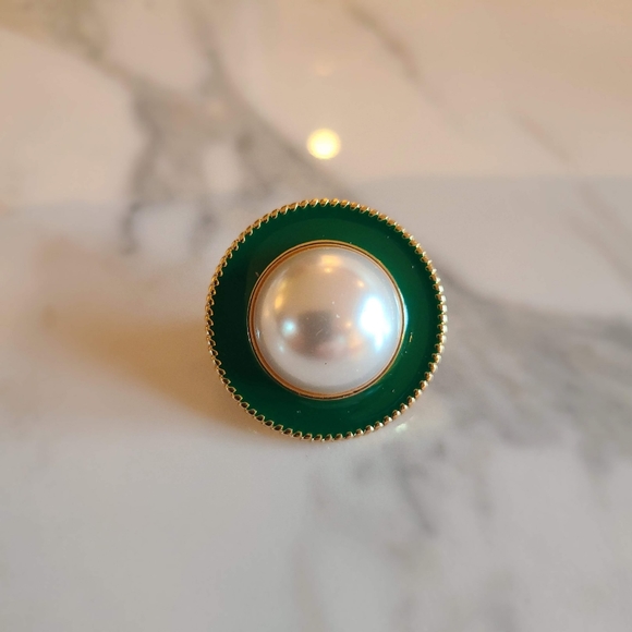 Vintage clip on earrings with pearl and green Enamel gold tone round dome - Picture 2 of 4